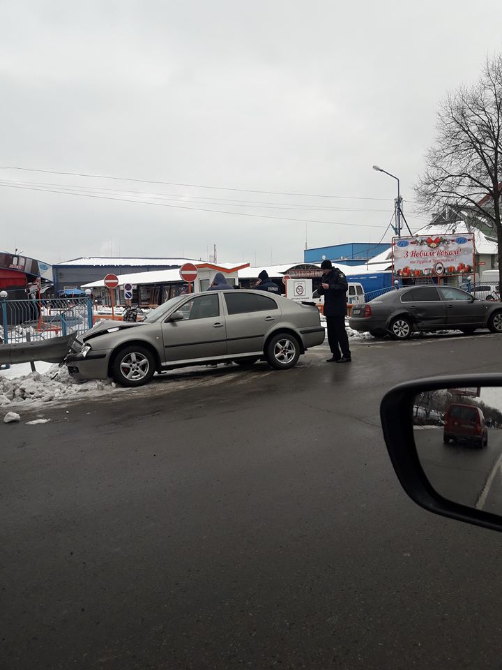 Погодні умови стали причиною ДТП у Мукачеві (ФОТО)