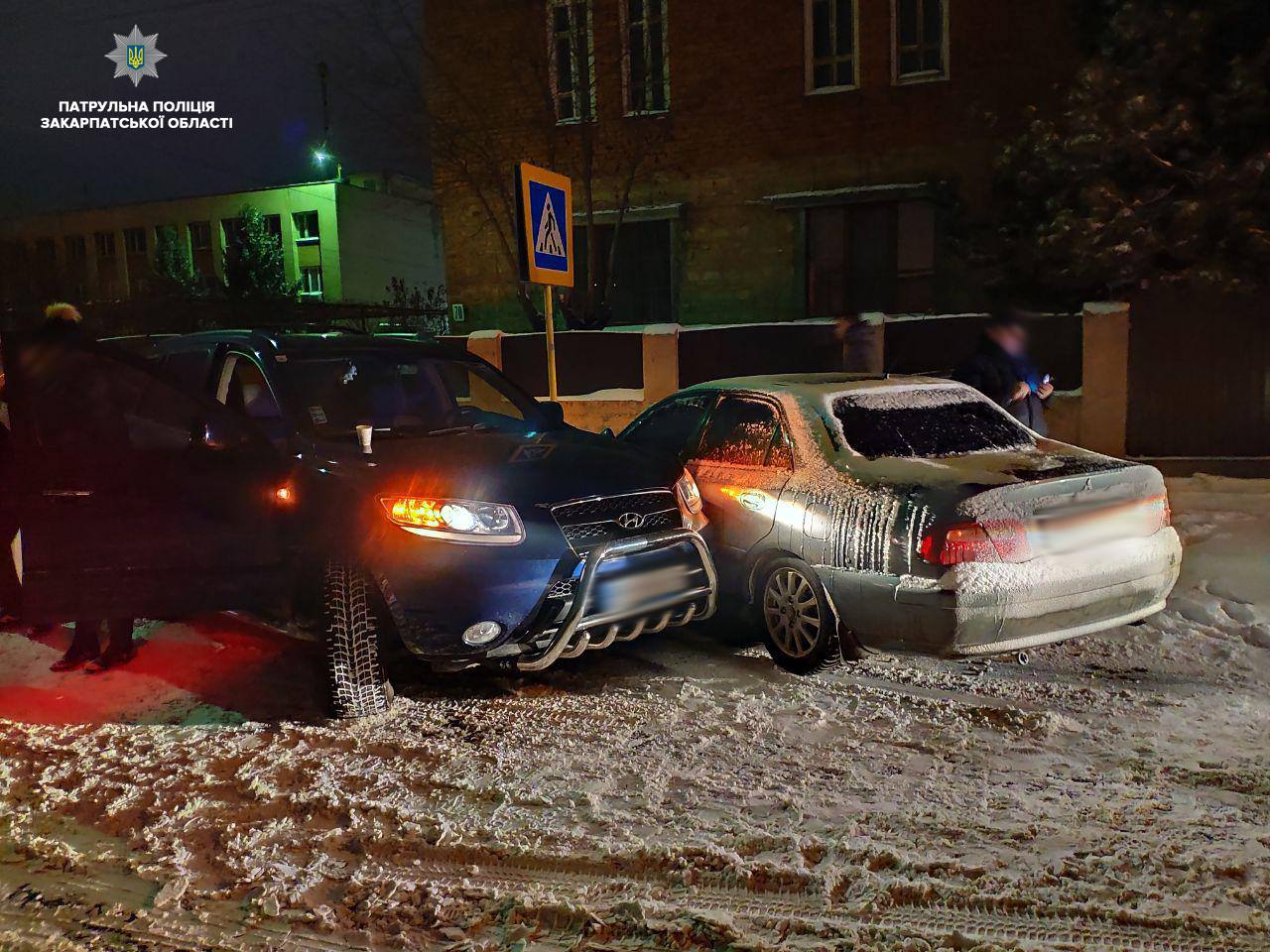 В Ужгороді на пішохідному переході зіткнулися три авто: відомі подробиці ДТП (ФОТО)