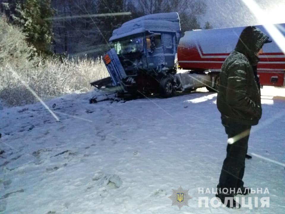 Смертельна ДТП на прикордонній автодорозі: автоцистерна не розминулась з мікроавтобусами, двоє загиблих, кількість постраждалих сягає десятка осіб (ФОТО, ОНОВЛЕНО)