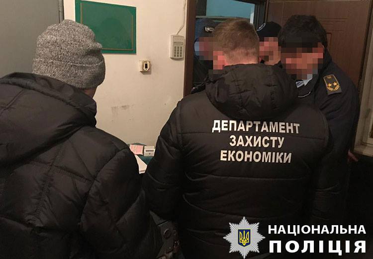 Заробили понад 100 тисяч: двоє закарпатських митників "підробляли" на контрабанді (ФОТО)