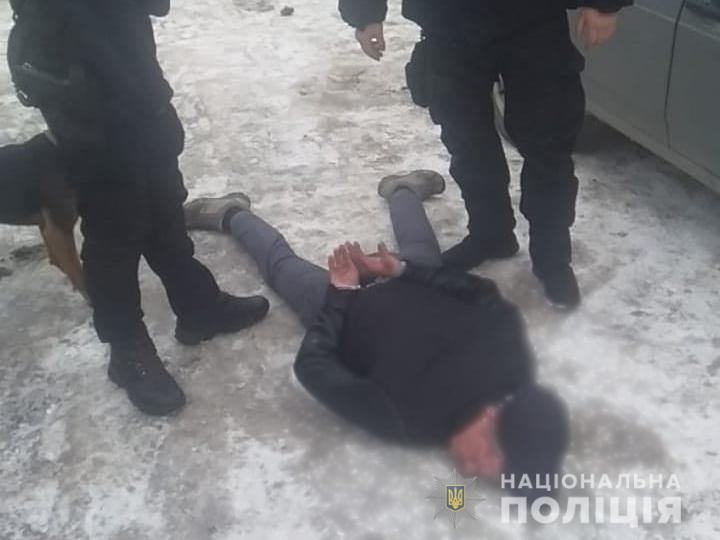 Ужгородські правоохоронці оприлюднили відео з місця затримання наркозлочинця (ФОТО, ВІДЕО)