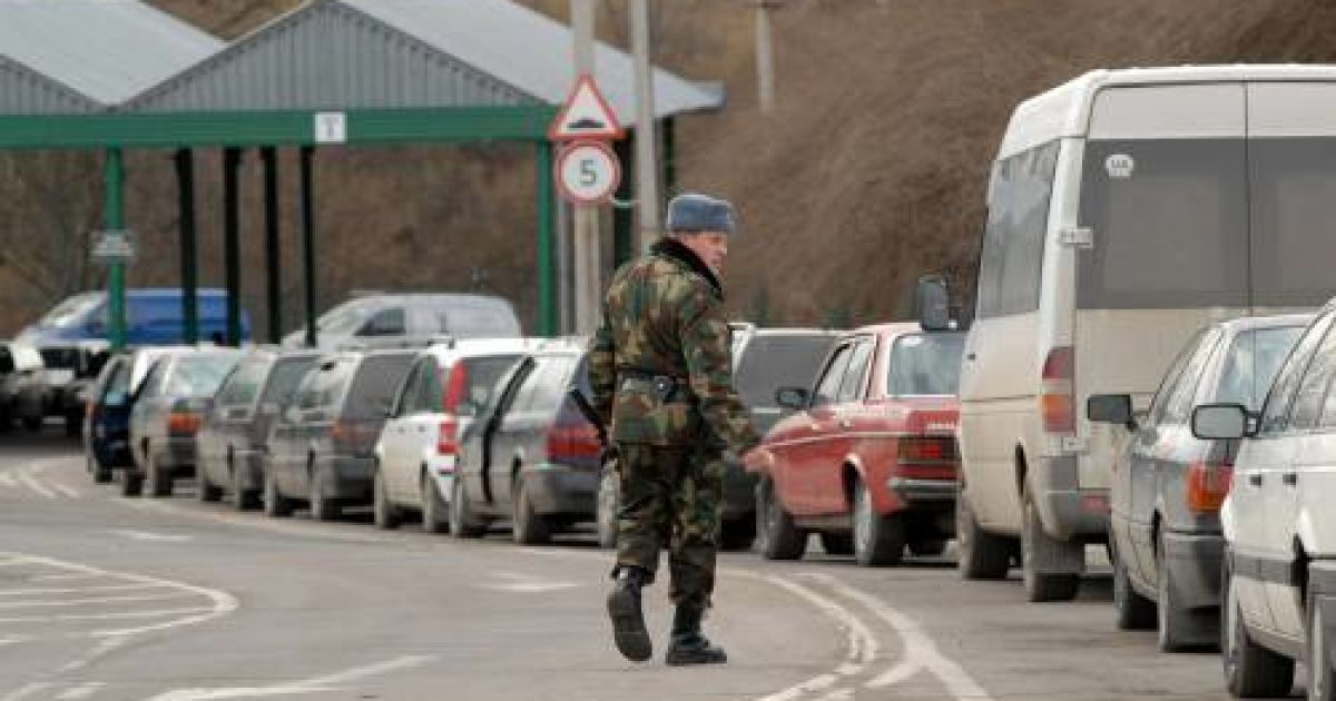 На одному КПП із Закарпаттям більше ніж півсотні автівок