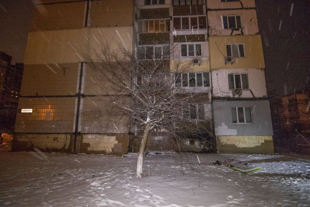 Під балконами багатоповерхівки знайшли обгорілий труп жінки (ФОТО, ВІДЕО)