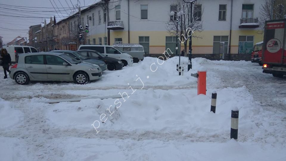 В Мукачеві, в центрі міста біля школи № 20 зламаний шлагбаум (ФОТО)