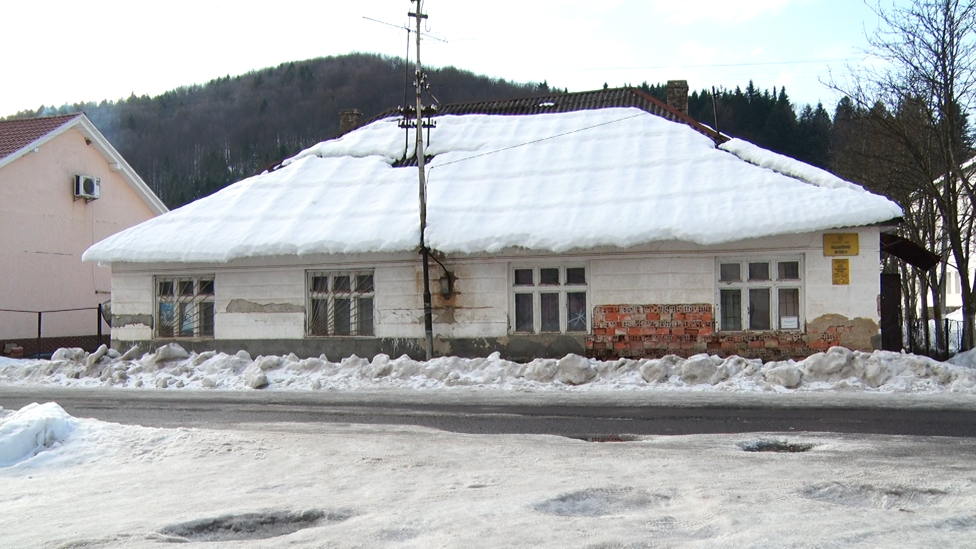 Моторошні умови праці: на Воловеччині сиплеться відділення зв'язку (ВІДЕО)