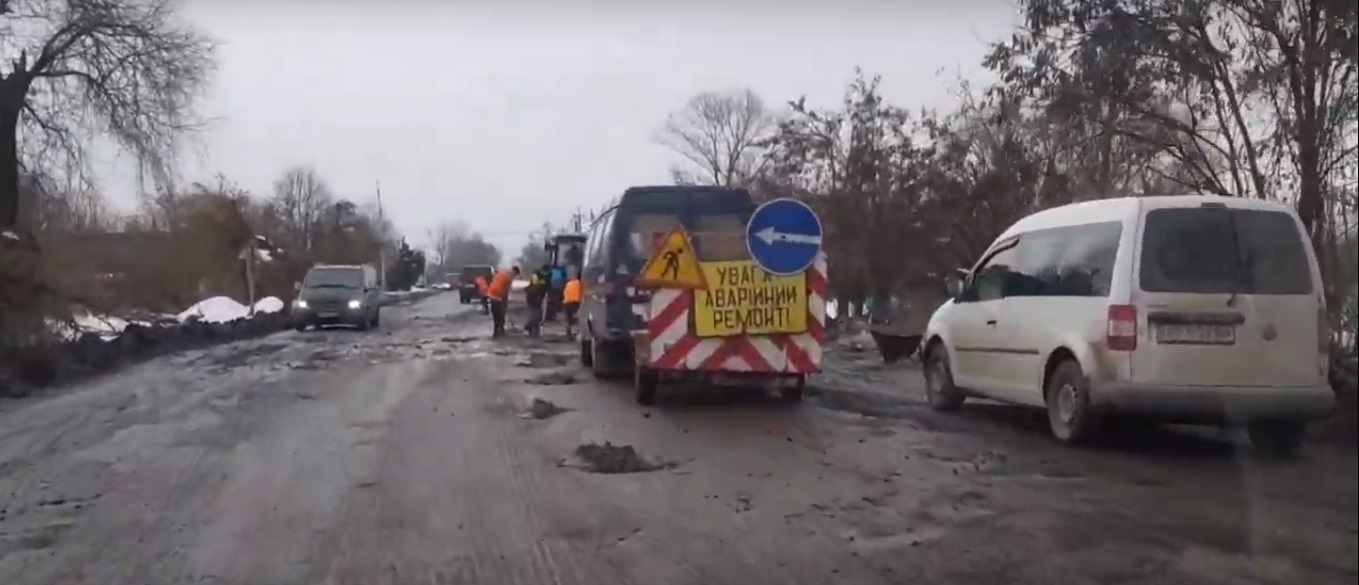 Як на Закарпатті дорогу болотом латають (ВІДЕО)