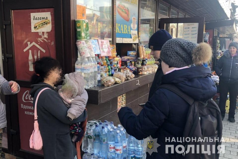 Закарпатські поліцейські намагаються знизити рівень дитячого жебракування (ФОТО)