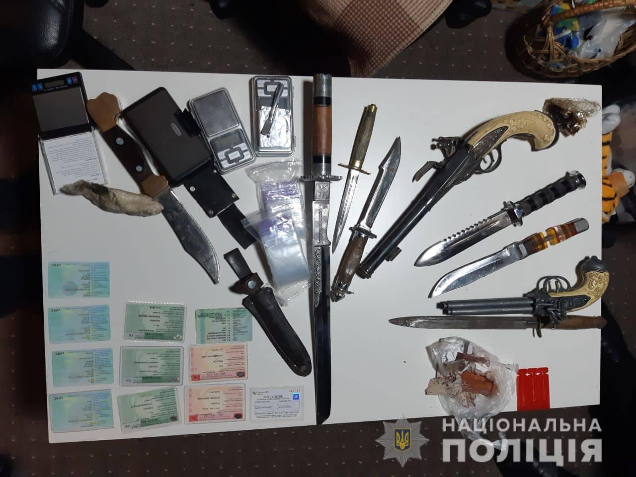 У ході обшуку правоохоронці виявили у закарпатця заборонені речовини та вибухівку (ФОТО)