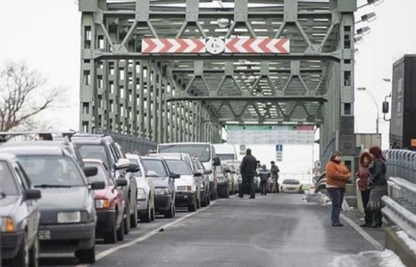 На одному із закарпатських пунктів пропуску виснажені водії продовжують стояти в черзі