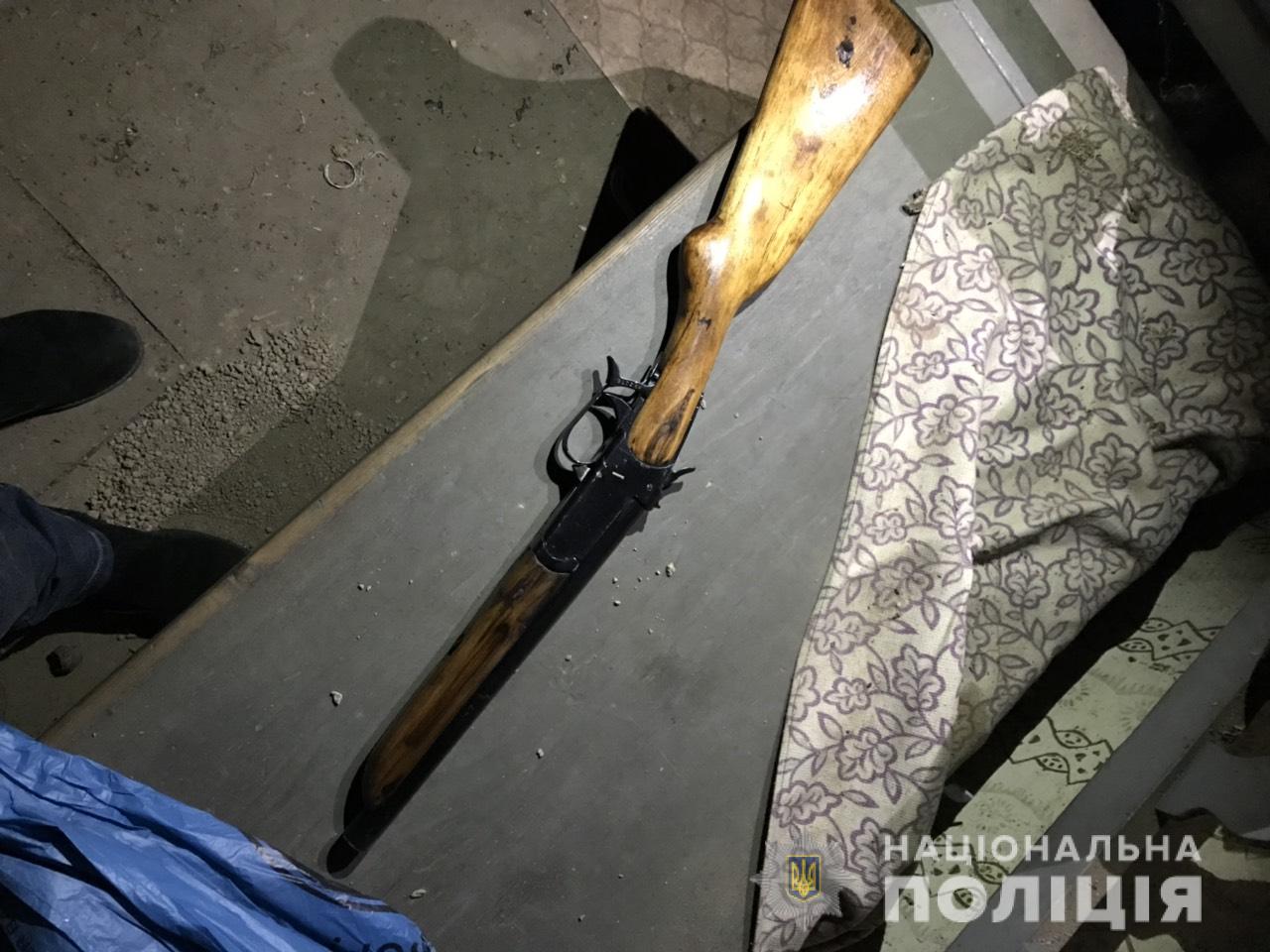 На Берегівщині під час обшуку приміщення злочинця правоохоронці виявили небезпечну знахідку (ФОТО)