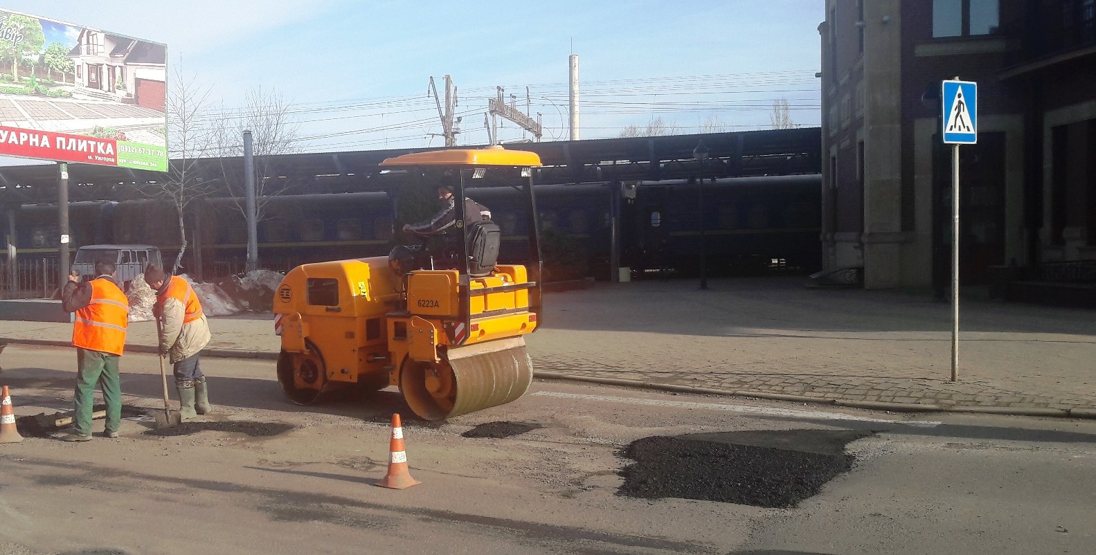 В Ужгороді латають ями на дорогах