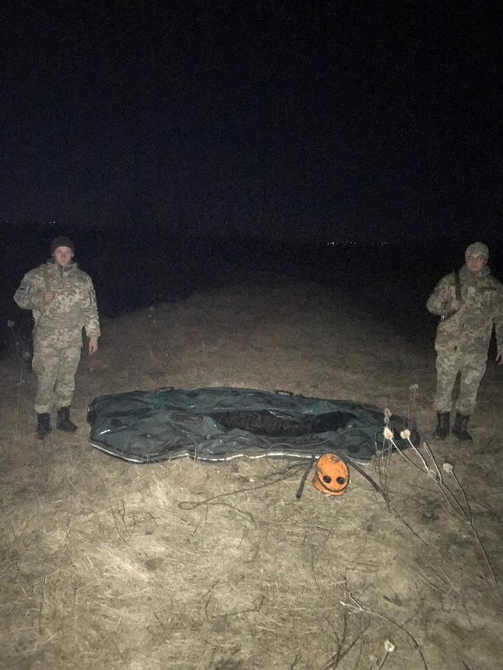 На кордоні з Румунією контрабандисти покинули човен та вдалися до втечі (ФОТО)