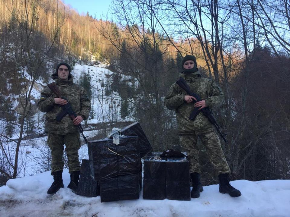 Покидали все і давай втікати: на Закарпатті контрабандисти тікаючи від прикордонників викидували на своєму шляху (ФОТО)