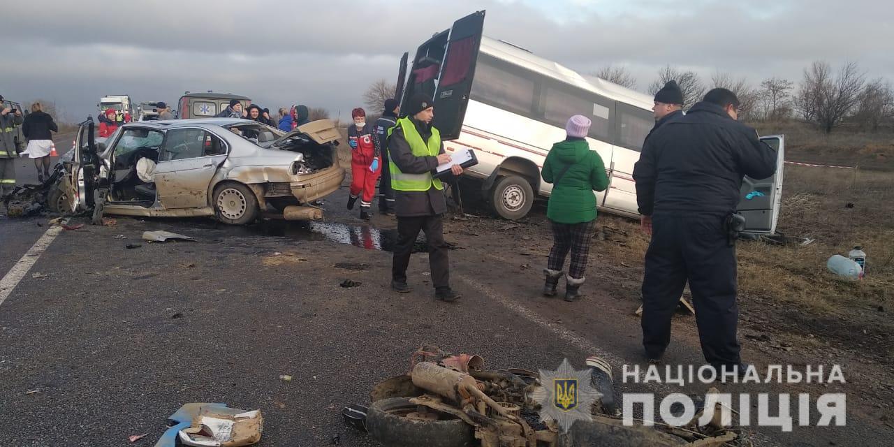 Масштабна ДТП на трасі: автобус зіткнувся з легковиком (ФОТО, ВІДЕО)