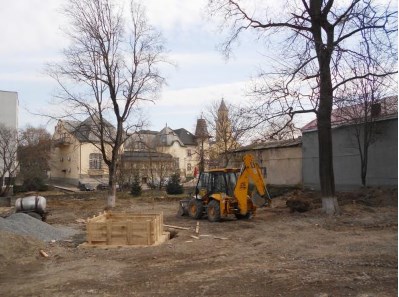 В берегівському парку "Будапешт" триває підготовка до встановлення кінної статуї (ФОТО)