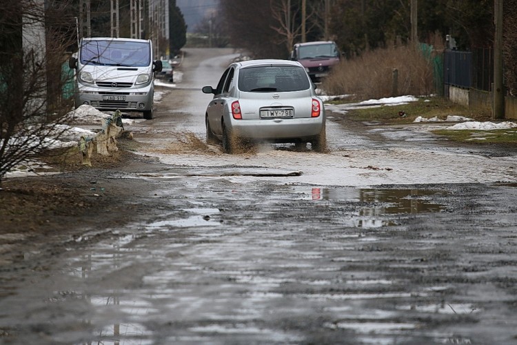 У сусідів Закарпаття також погано зі станом доріг