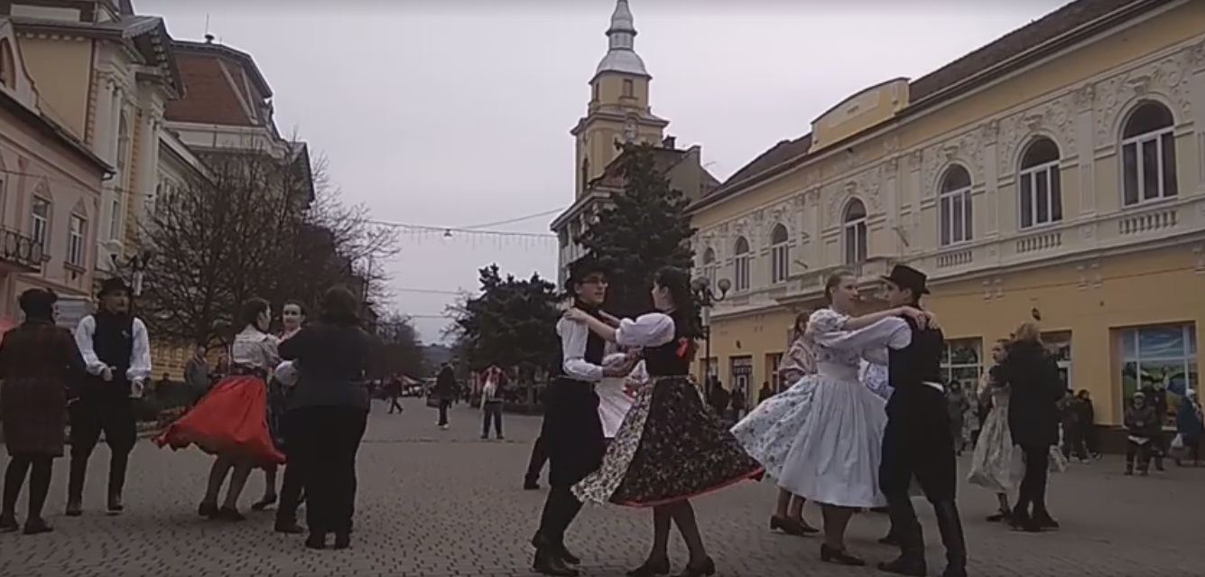 В центрі Берегова сьогодні танцюють (ВІДЕО)