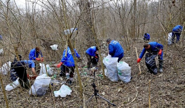 Угорці змушені регулярно прибирати сміття, яке приносить Тиса з України (ФОТО, ВІДЕО)