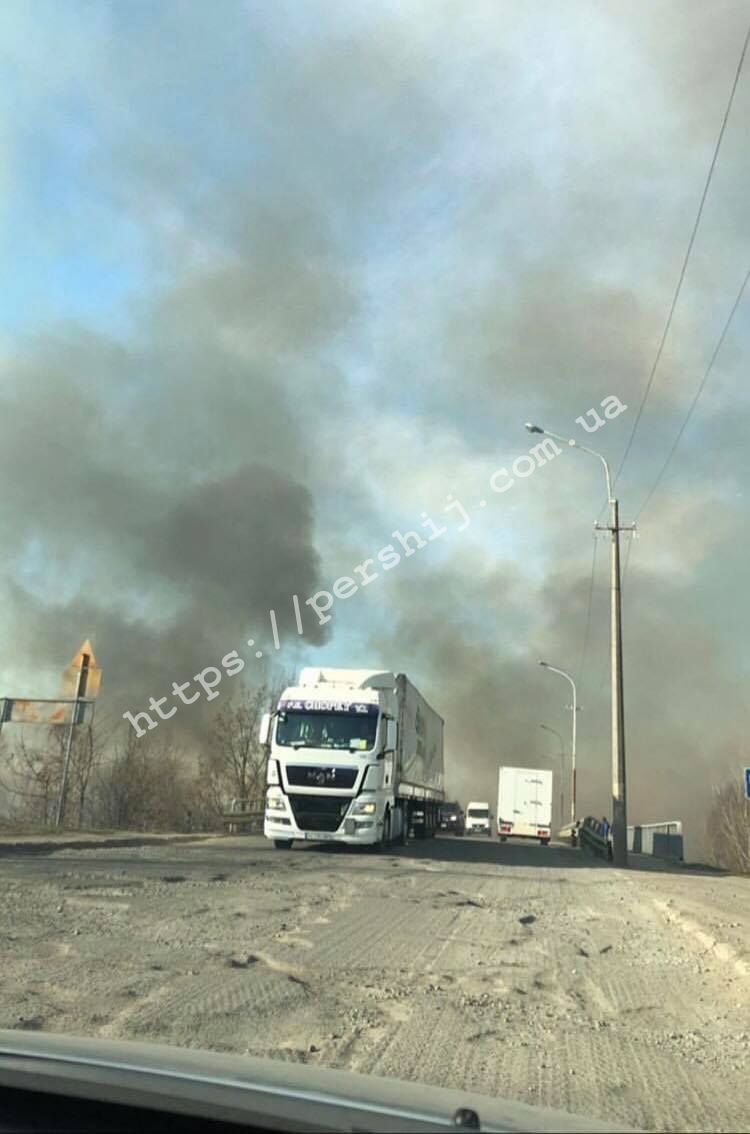 Як у фільмах жахів! У Мукачеві мікрорайон "Паланок" у вогні (ФОТО)