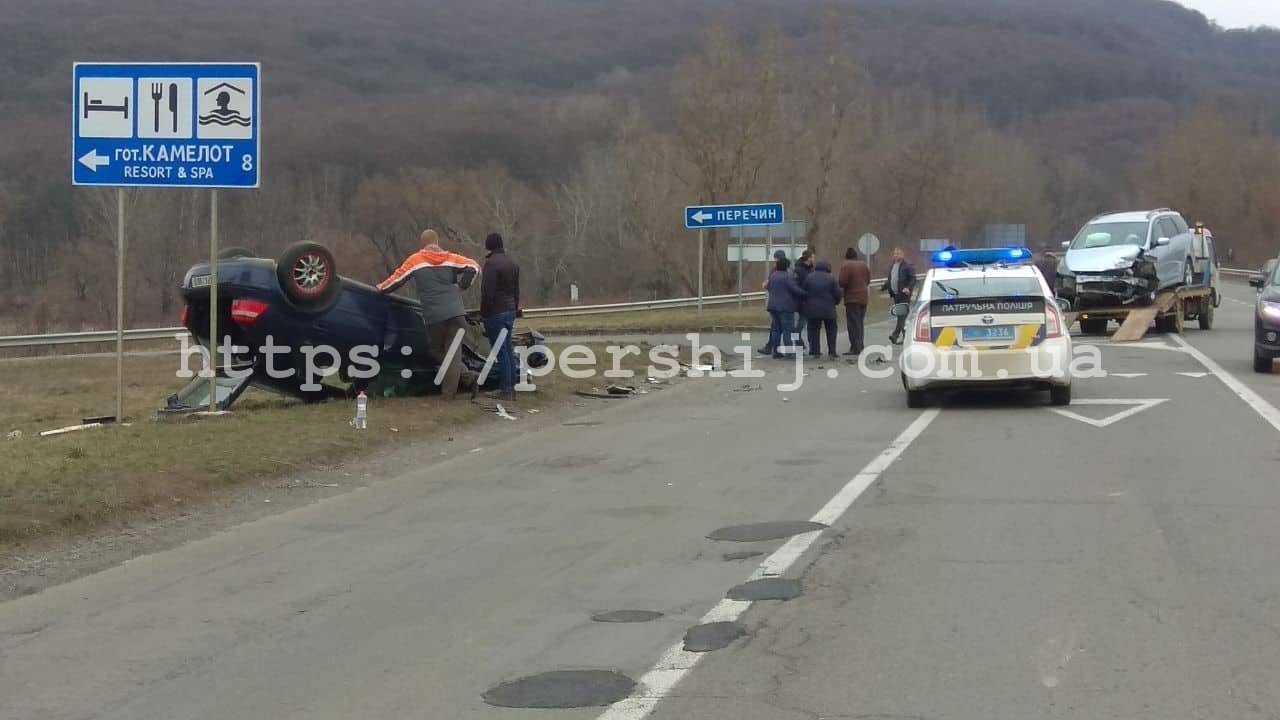 Аварія на околиці Ужгороду: від удару автівку перекинуло на дах (ФОТО)