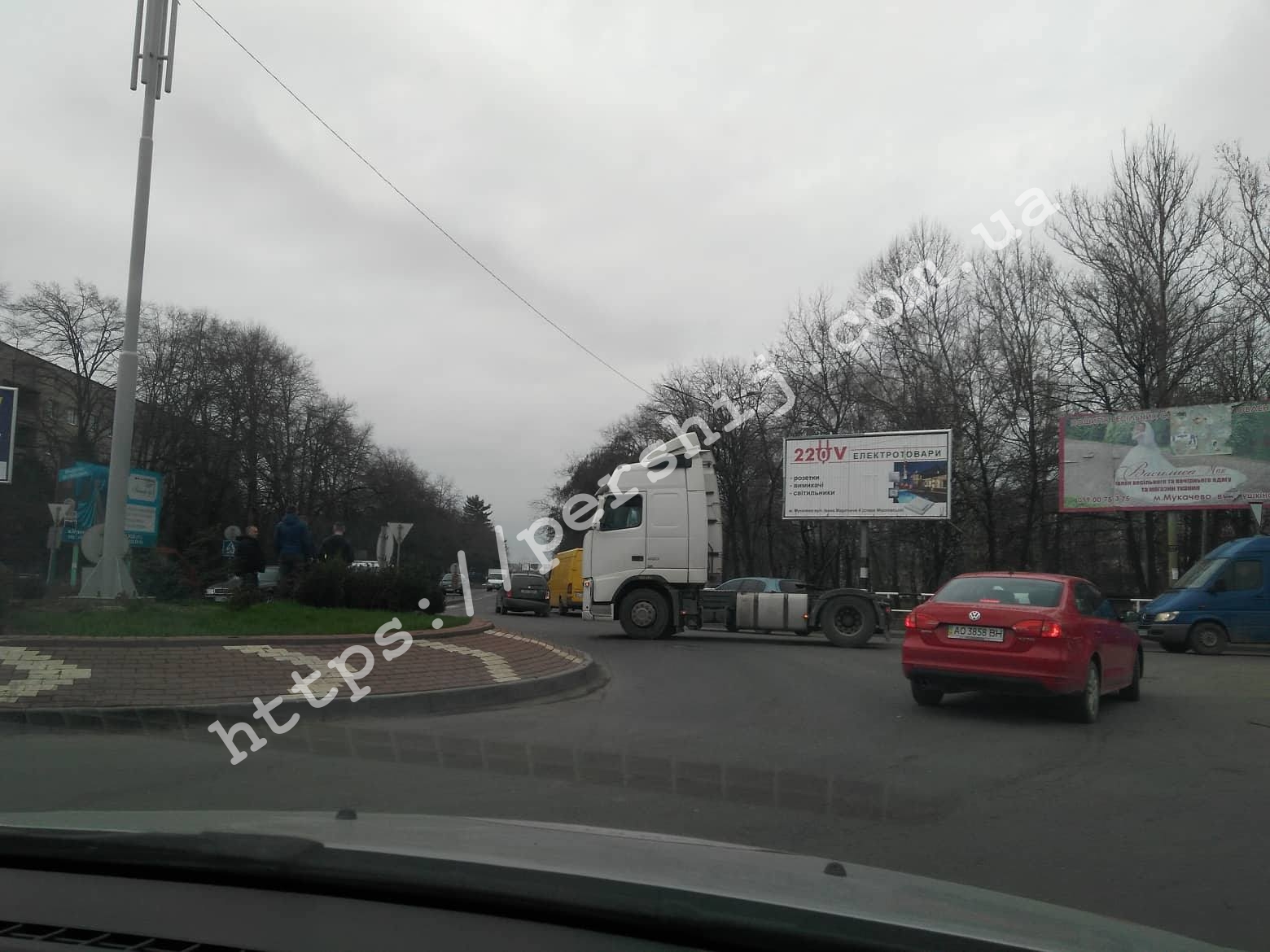 У Мукачеві рух біля найбільшого місцевого ринку ускладнено через ДТП (ФОТО, ВІДЕО)