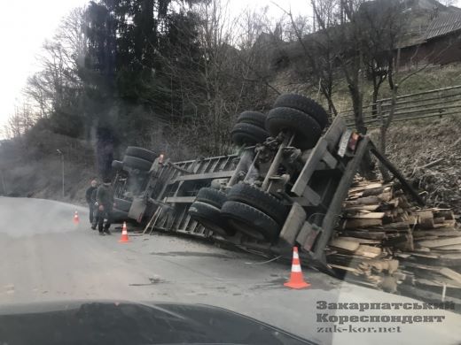 На Рахівщині перекинулась вантажівка з деревом (ФОТО)