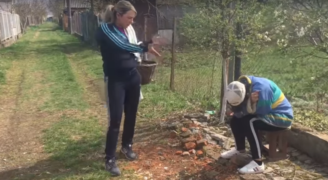 Про бджіл, шкоду та схуднення: з гумором про те як в закарпатському селі сусіди живуть (ВІДЕО)