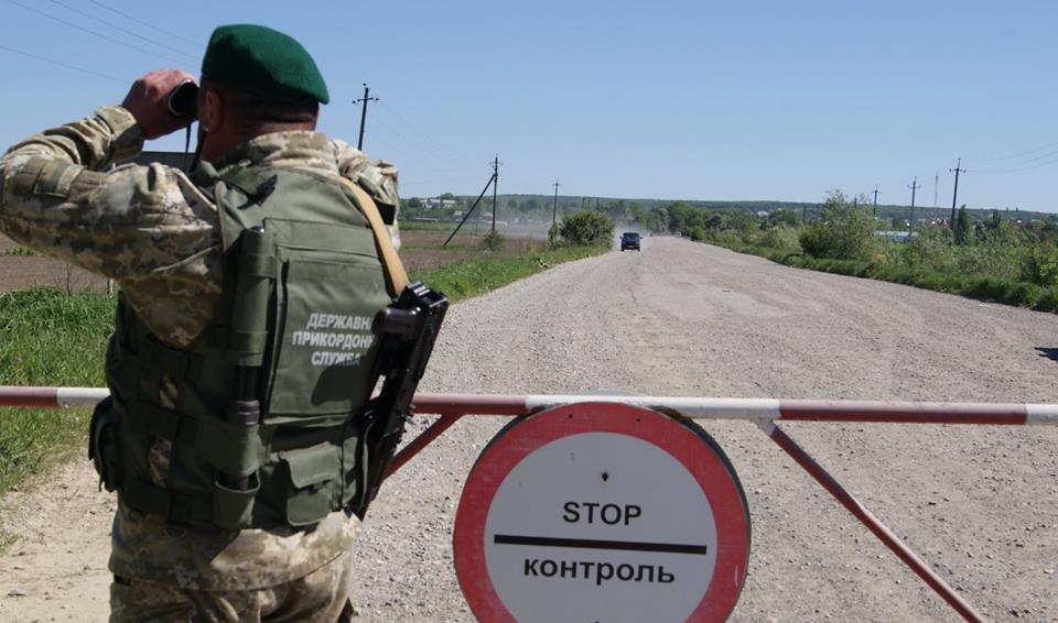 Прикордонникам довелося розбити скло в автівці, щоб зупинити правопорушника