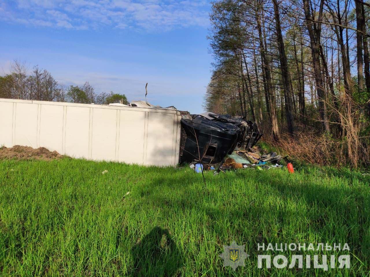 Моторошна трагедія: заснув за кермом та влетів у вантажівку, молодий водій загинув (ФОТО)