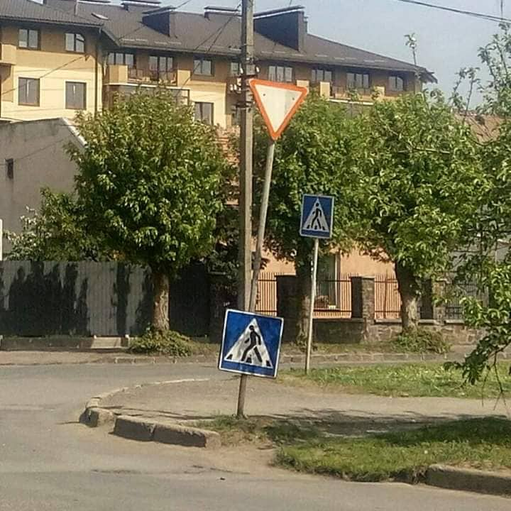 В Ужгороді окремо встановлюють дорожні знаки для машин із низькою посадкою? (ФОТО)