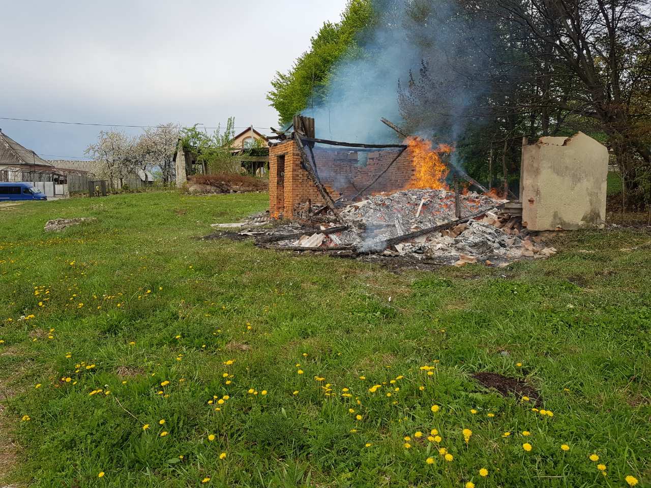 Закарпатські вогнеборці ліквідували дві пожежі в надвірних спорудах (ФОТО)