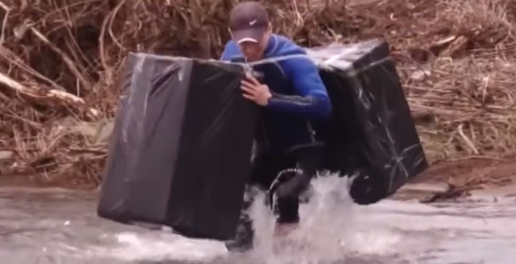 Прикордонники показали закарпатських водолазів-контрабандистів (ВІДЕО)