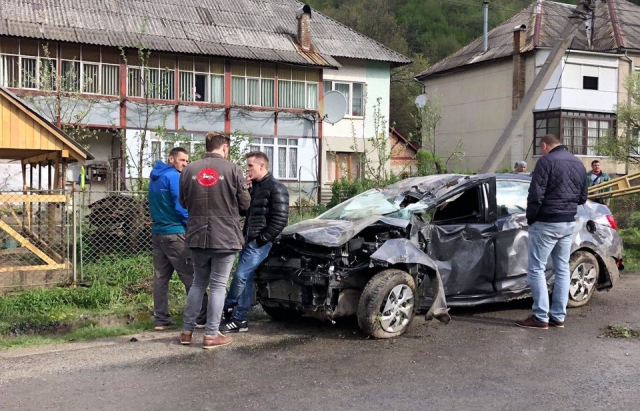 В Рахові «Hundai Akcent» не впоралась з керуванням та в'їхала в бетонну опору: рятувальники розповіли подробиці