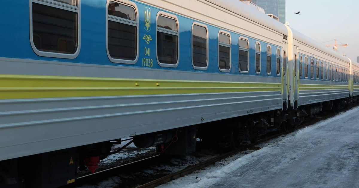 Укрзалізниця призначила додаткові потяги на Закарпаття до Великодня