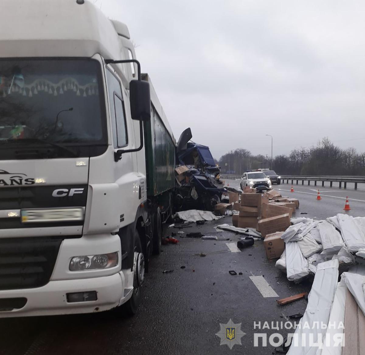 Жахлива ДТП на трасі "Київ-Чоп" забрала людське життя (ФОТО)