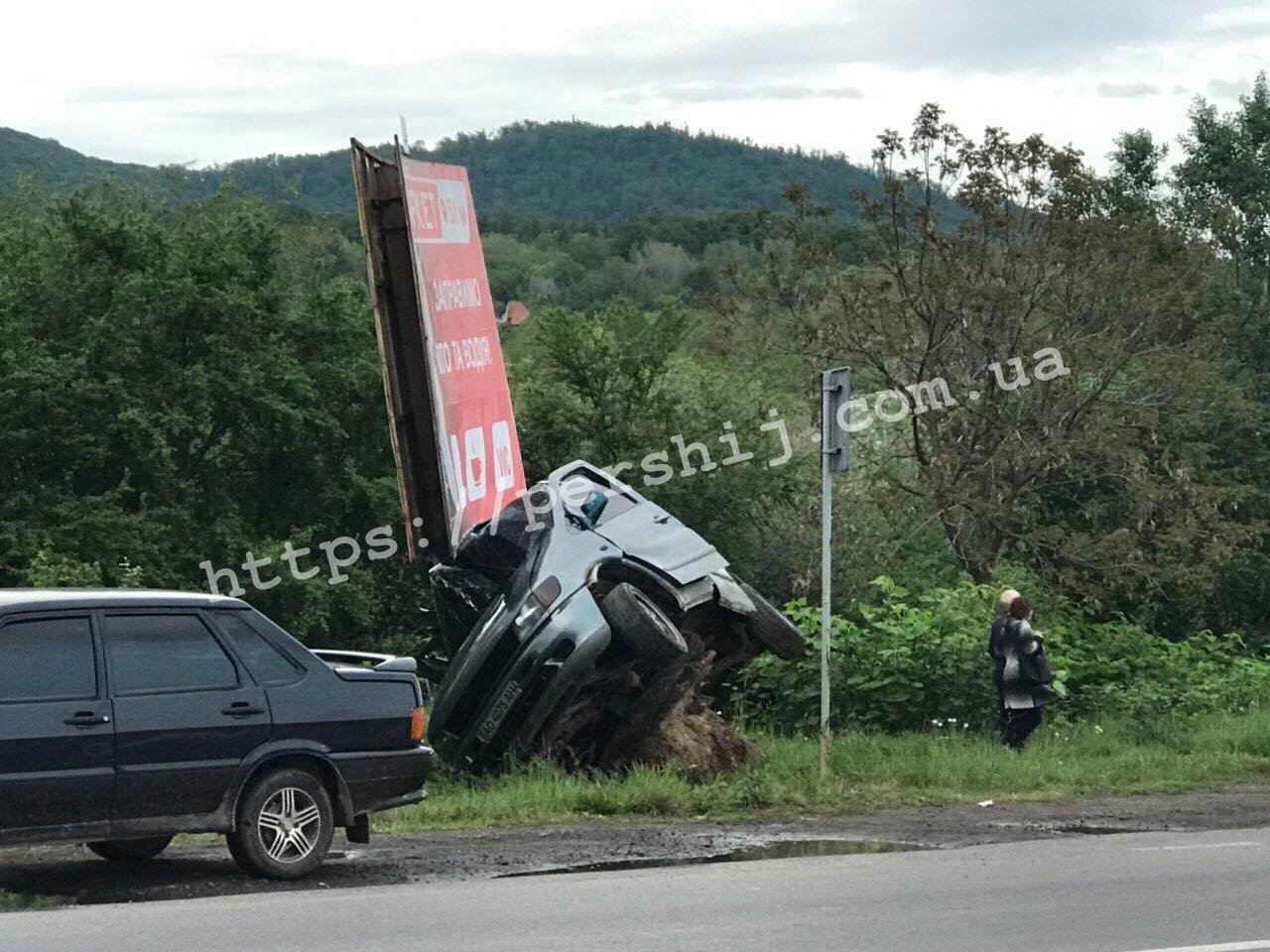 Постраждала родина з Мукачева: у поліції повідомили деталі моторошної аварії (ФОТО)