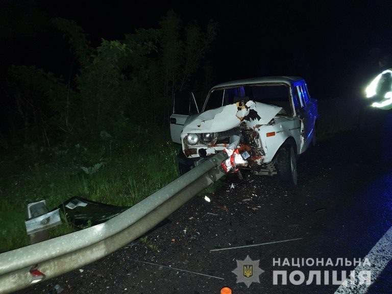 Жахлива ДТП: «Жигулі» зіткнулись з відбійником – водій загинув (+ФОТО)