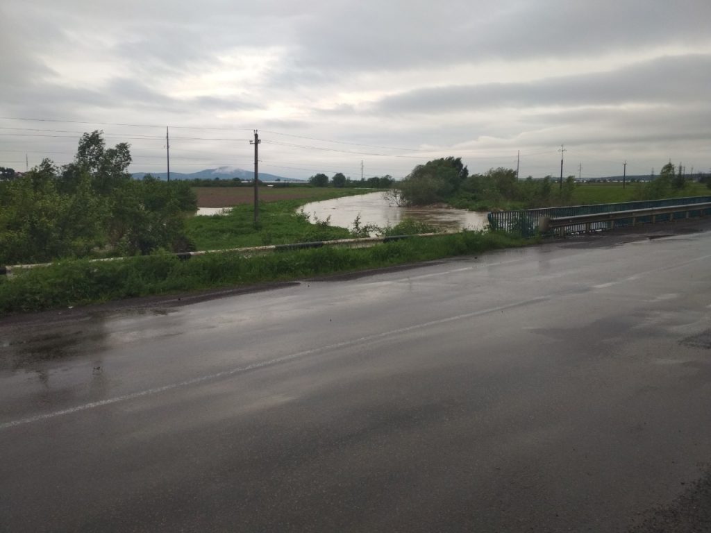 Працюють аварійні бригади, воду відкачують помпами: підсумок дня великої води на Закарпатті (ФОТО, ВІДЕО)