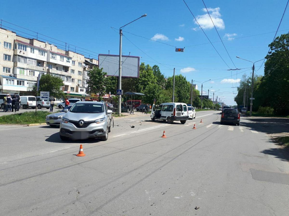 П'яний батько за кермом ледь не вбив власних дітей (фото, відео)