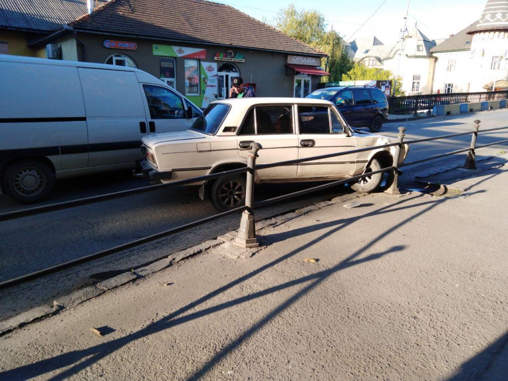 Аварія в Берегові: під час руху авто стало некерованим