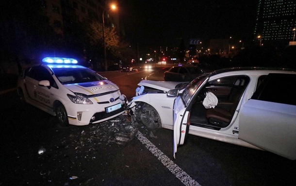 Сталося лобове зіткнення двох автомобілів : поліцейській "Toyota Prius" влетів в "BMW" (ВІДЕО)