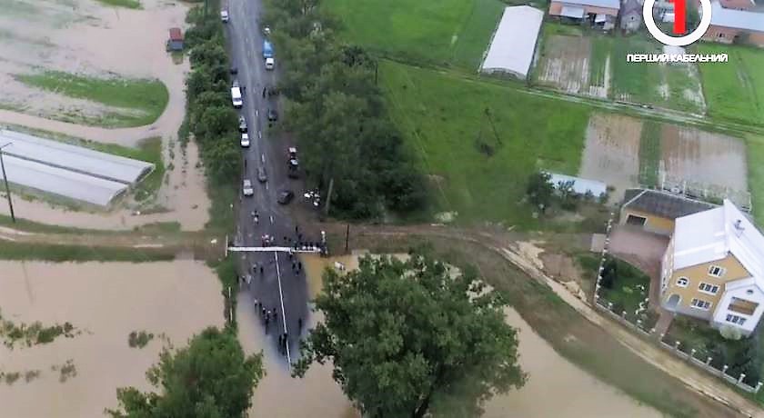 Велика вода – на дорозі: трасу Мукачево-Рогатин – перекрито (ВІДЕО)