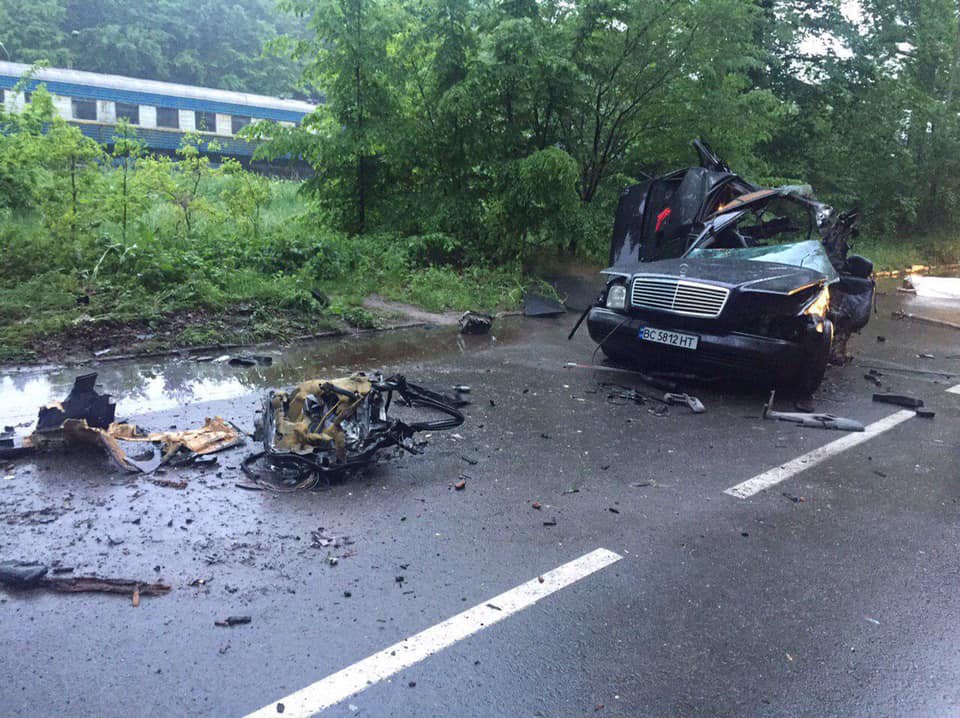 Смертельна аварія на трасі: авто на величезній швидкості врізалось в дерево (ФОТО, ВІДЕО)