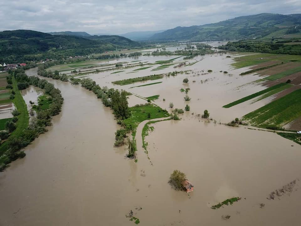 Майже все село на Закарпатті вийшло рятувати свої оселі від паводку (ФОТО)