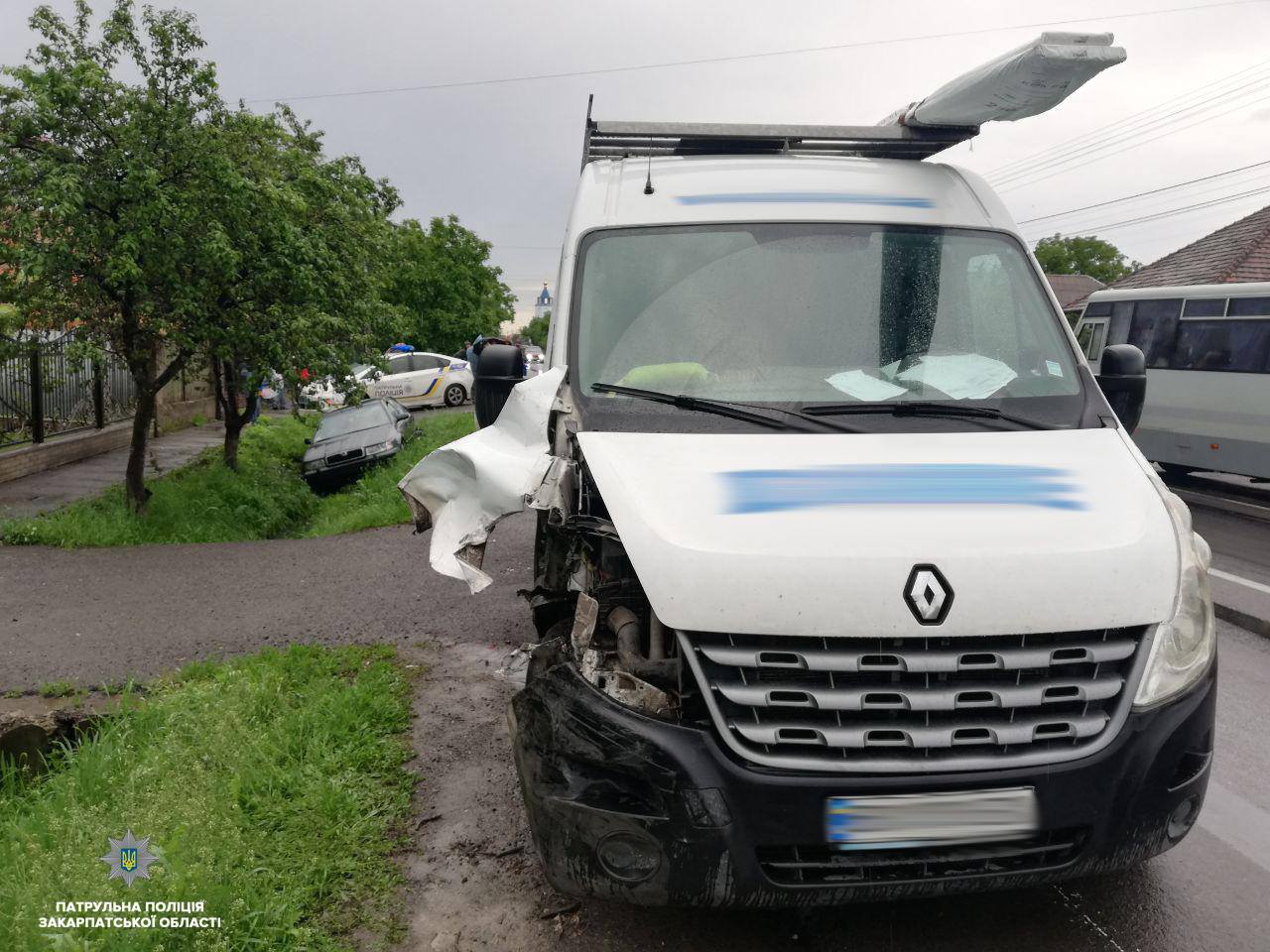 Не врахував дорожньої обстановки: на трасі Київ-Чоп водій врізалося у припарковане авто (ФОТО, ВІДЕО)