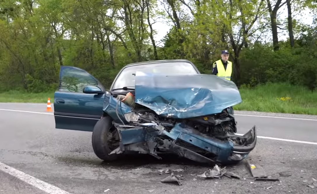 На трасі зіткнулися Opel Omega та Skoda Fabia: є постраждалі (відео)