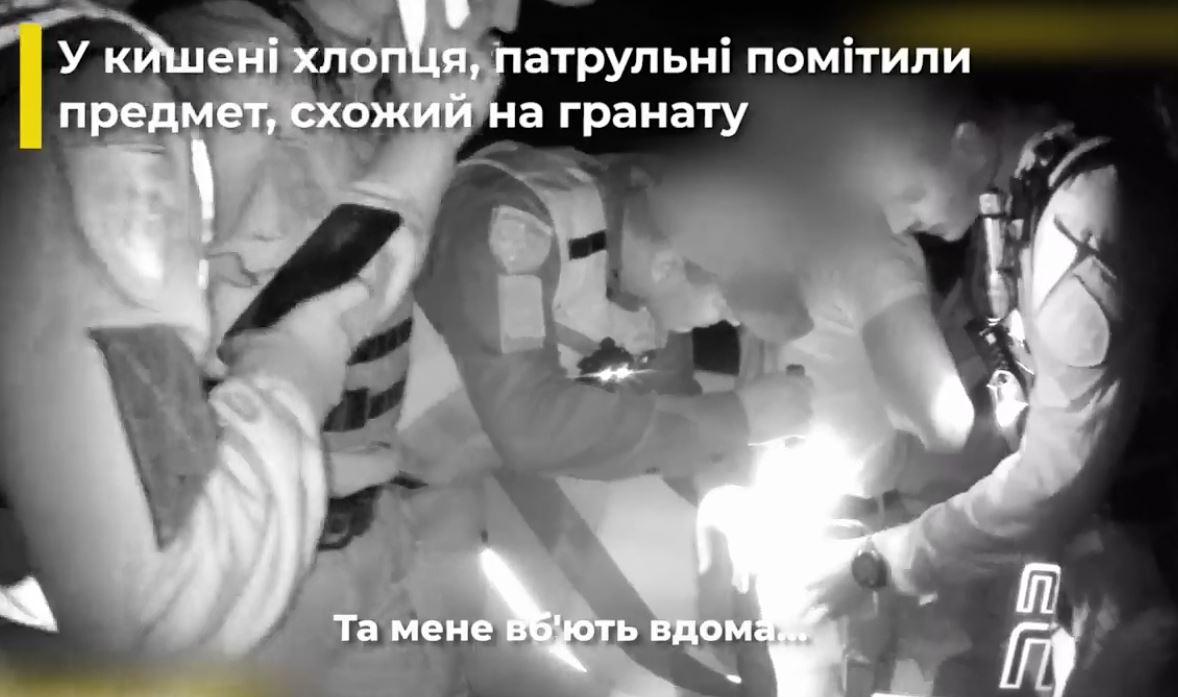 "Хлопці, не робіть мені на ціле село сорому" - розбій на АЗС в Ужгороді: поліцейські показали нічне затримання (ВІДЕО)