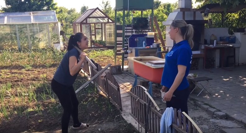 Мережею поширюють гумористичне відео про те, як на Закарпатті сусідки одна одній допомагати "люблять" (ВІДЕО)