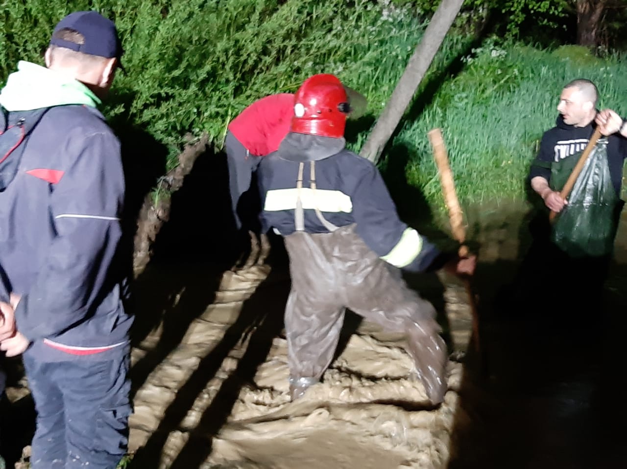 Страшна повінь в Карпатах: вода перелила на дорогу «Мукачево-Львів», люди рятувалися, як могли (ФОТО)