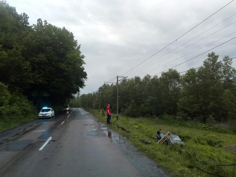 На Закарпатті водій не розминувся із залізничної колією